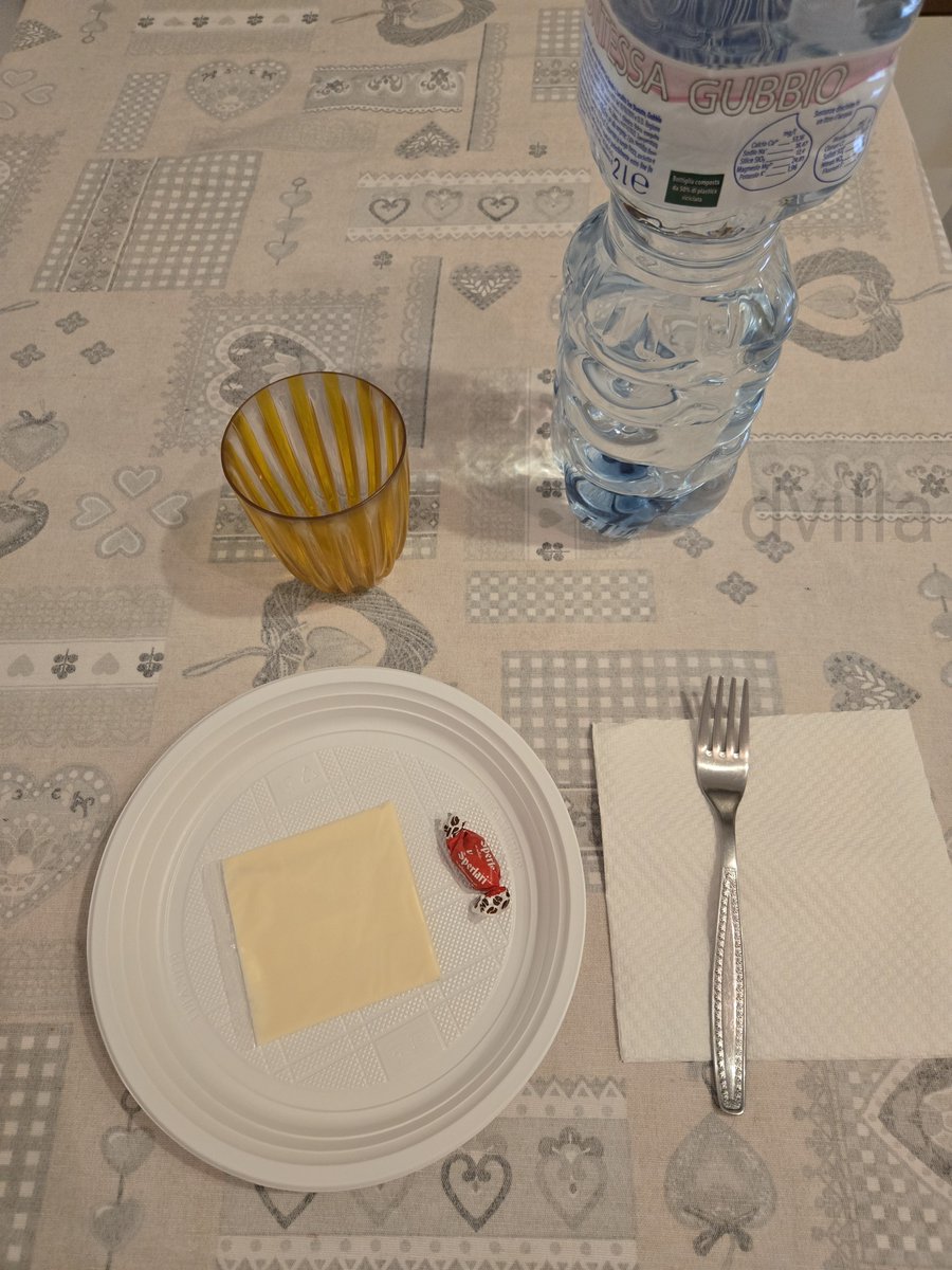 Zziagenio78's tweet photo. Oggi pranzo coi soldi risparmiati grazie al taglio del governo di 17centesimi sul gasolio per una settimana. CIAO POVERY👋 https://t.co/RRYf3seNb5