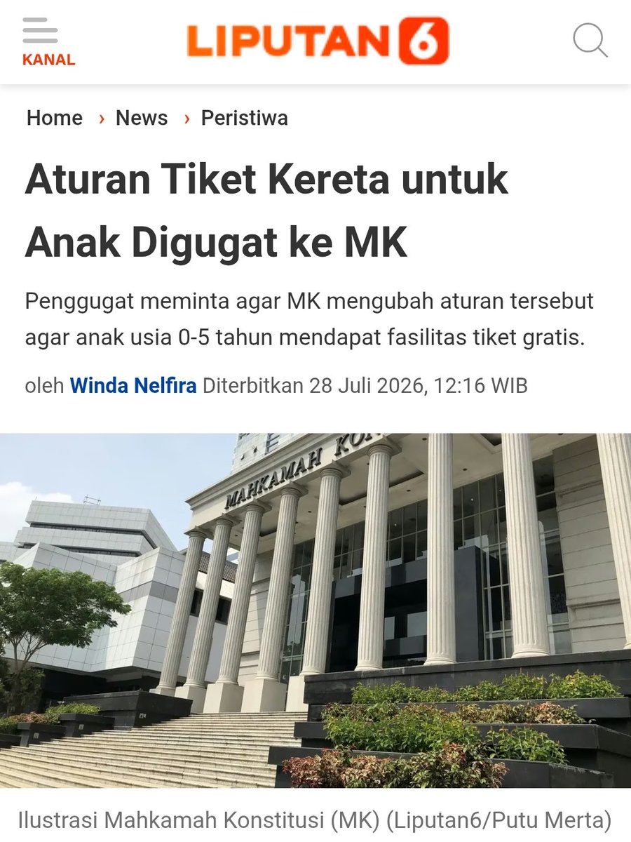 txttransportasi's tweet photo. Seorang warga mengajukan permohonan uji materi atau judicial review Pasal 131 ayat (1) UU No. 23 Tahun 2007 tentang Perkeretaapian ke Mahkamah Konstitusi (MK) agar tersebut diubah sehingga anak usia 0-5 tahun mendapat fasilitas tiket gratis.

Permohonan yang diajukan pada 23 Juli 2026 itu berangkat dari keberatan pemohon terhadap kebijakan KAI yang mewajibkan anak berusia 3 tahun ke atas membeli tiket dengan tarif dewasa.

Menurut pemohon, kebijakan tersebut bertentangan dengan frasa "anak di bawah 5 tahun" yang tercantum dalam Pasal 131 ayat (1) UU Perkeretaapian.

Pemohon mendalilkan Pasal 131 ayat (1) UU Perkeretaapian menimbulkan ketidakpastian hukum karena tidak menjelaskan secara tegas cakupan frasa "fasilitas khusus" maupun batas usia "anak di bawah 5 tahun". Kekosongan norma itu, lanjutnya membuka ruang bagi operator untuk membuat aturan internal yang membatasi hak anak.

(Liputan 6)