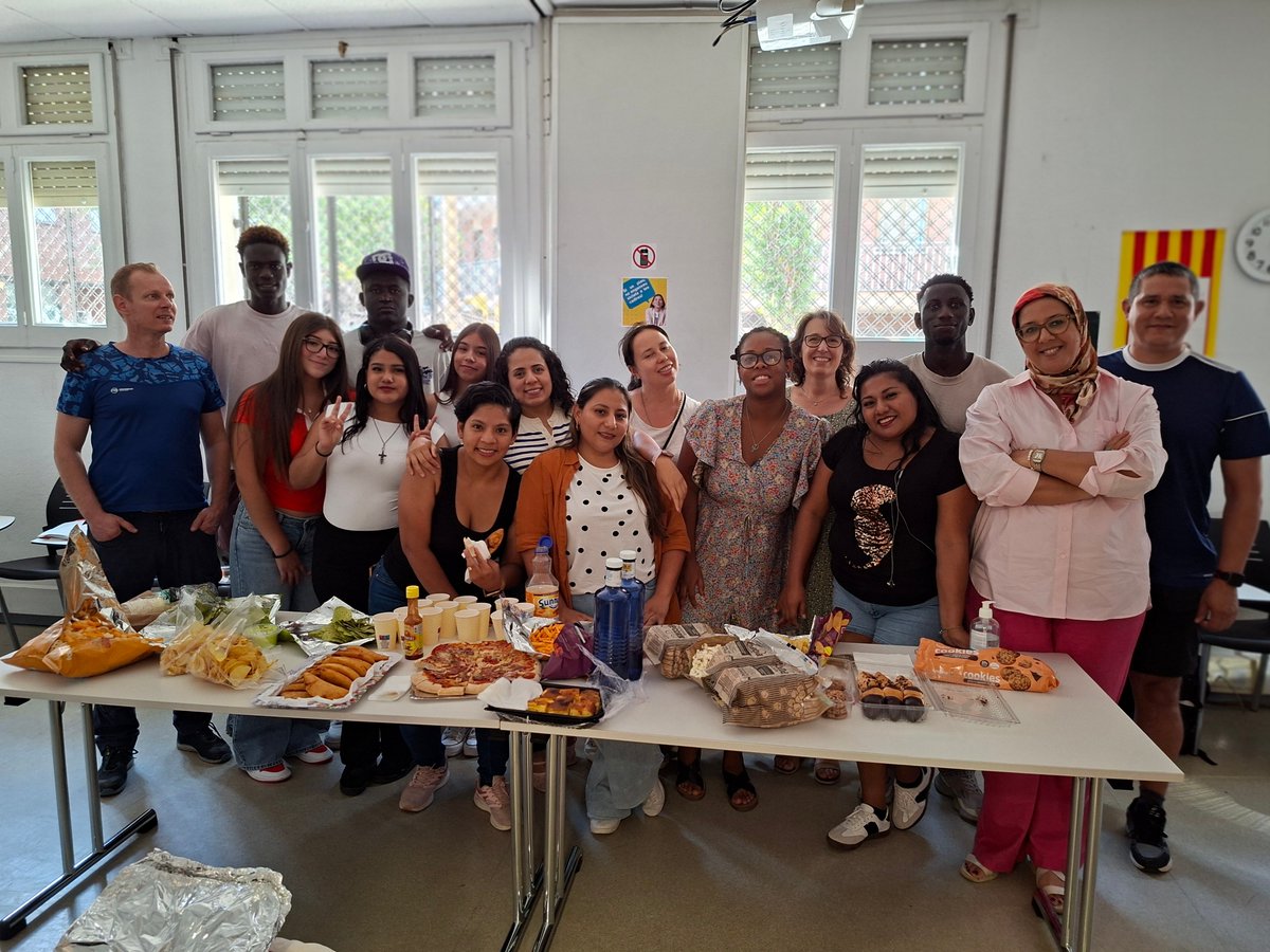 CNLSabadell's tweet photo. Hem acabat el curs intensiu passejant pel barri per recordar vocabulari d'establiments, serveis i mobiliari urbà i després hem fet una festa a la classe. Gràcies a tots els participants i bon estiu! #CursosCPNL https://t.co/63aE6gYgud