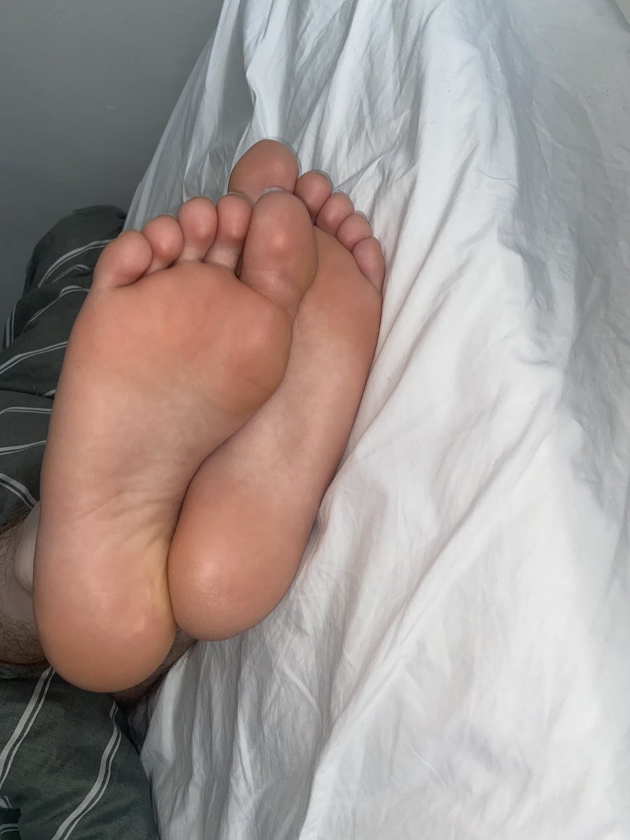 ElliotHugget's tweet photo. Feet hanging off the edge of the bed this morning 👣

#malefeet #footfetish #soles #barefeet #feetpics #footworship #toes #heels #guysfeet #footmodel https://t.co/lggkwkjnRL