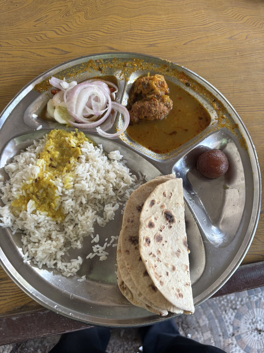 Bebakjai57's tweet photo. आवाज में बहुत दम होता हैं, कल एक व्यक्ति प्रशिक्षण में दाल के साथ राजमा मिला था तो शिकायत किया, 

फिर आज उसको लंच में राजमा की जगह केला का कोकता मिला, इसलिए कहते हैं आवाज में दम होता हैं लोग उसको नेता से भले सम्बोधित किये पर उसने कहा की ये मेरा अधिकार हैं छीन के लें...Open news https://t.co/U4Bm5VYVAa