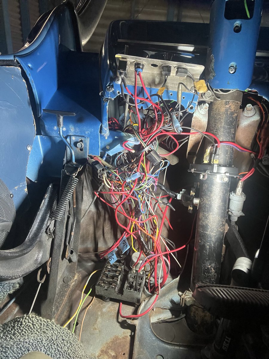 scrapheap2008's tweet photo. ヴィンテージカー乗りは、この光景大好物でしょ？

#シボレー
#インパラ https://t.co/m160EbVmao