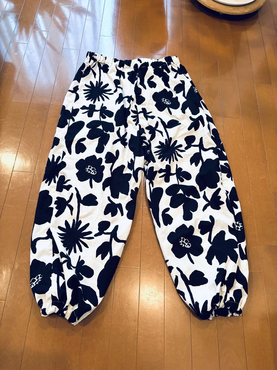 choupounque's tweet photo. 🧵今日の手仕事🪡⸜(*˙꒳˙*)⸝
ホントは緑なんだけど💦電気の加減なのかブルーグレーのよう❓まっいっか🤣
麻綿混の生地🙌🙌大満足💯💮
体型を隠せるアイテム('∇^d) ﾅｲｽ☆!!💖
後は旦那さんリクエストパンツ…ダボパン🩳夏にはもってこい…ゆるゆるスースー
生地は旦那さんchoice‼️可愛い😳💗 https://t.co/gxgwxzDU4N