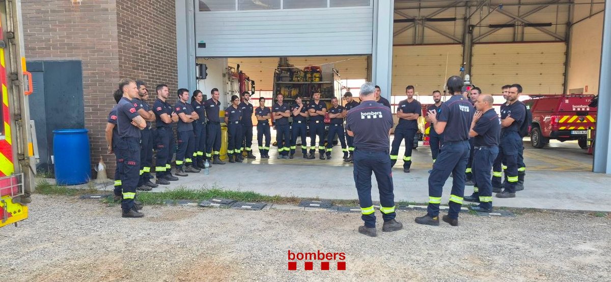 bomberscat's tweet photo. Aquest matí, han sortit de Lleida i Amposta els dos combois #bomberscat d'ajuda als incendis forestals del centre de la Península (Madrid i Àvila) i de la Vall d'Uixó (Castelló), a petició del CENEM. En total s'han mobilitzat 56 bombers i bomberes i 20 dotacions terrestres. https://t.co/7IWfkDicxs
