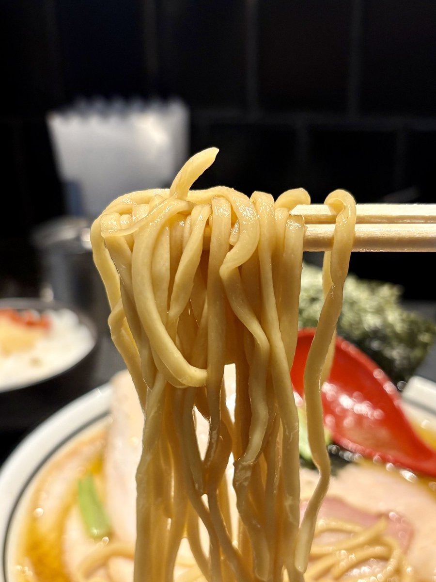 runnerDaibar's tweet photo. 「都内トップクラスのマイルド家系の飛粋さん…上大岡に爆誕、めちゃウマでぶっ飛んだ😱‼️」

らーめん 飛粋／上大岡

ちゃーしゅーめん

芳醇な醤油に分厚い豚の旨み
鶏油のコクでバランスバッチリ😋

モチモチ中太麺
スープがよく絡んで啜りが加速する🍜

2種のチャーシューはめちゃウマウマ〜❤️
モモは肉の旨みたっぷり
バラはとろける柔らかさ

大満足でご馳走さまでした🙏

7月1日にオープンした上大岡店！！
遅ればせながら、おめでとうございます🎉
蒲田・武蔵新田・上大岡の3店舗、あなたならどこに行く？

＃らーめん飛粋 ＃ちゃーしゅーめん ＃家系ラーメン ＃横浜ラーメン