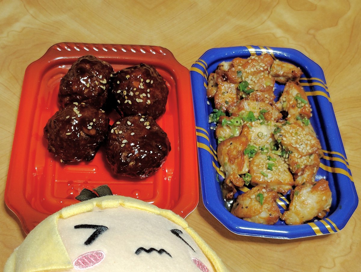 AonekoBlack's tweet photo. スーパー晩ご飯

｢黒酢が決めて! 5種野菜たっぷり肉団子｣
｢鶏ももねぎ塩チキン｣

袋の裏側にラベルが貼りついて剥がせなかったので何かを諦めたシャロちゃんです😣

※肉団子1個つまみ食い済😋 https://t.co/aKGUADxtRP