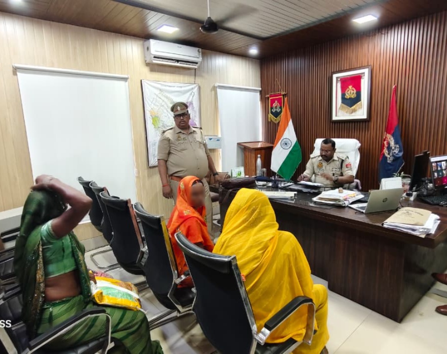 balrampurpolice's tweet photo. #Balrampurpolice 
#AddlSP द्वारा पुलिस कार्यालय में  #जनसुनवाई के दौरान आमजन की शिकायतों की सुनवाई की गई तथा राजस्व संबंधी मामलों में त्वरित गुणवत्तापूर्ण निस्तारण हेतु पुलिस एवं राजस्व विभाग की संयुक्त टीमें गठित कर शीघ्र निस्तारण के निर्देश प्रदान किए गए। #UPPolice https://t.co/Cs6S71OCgK