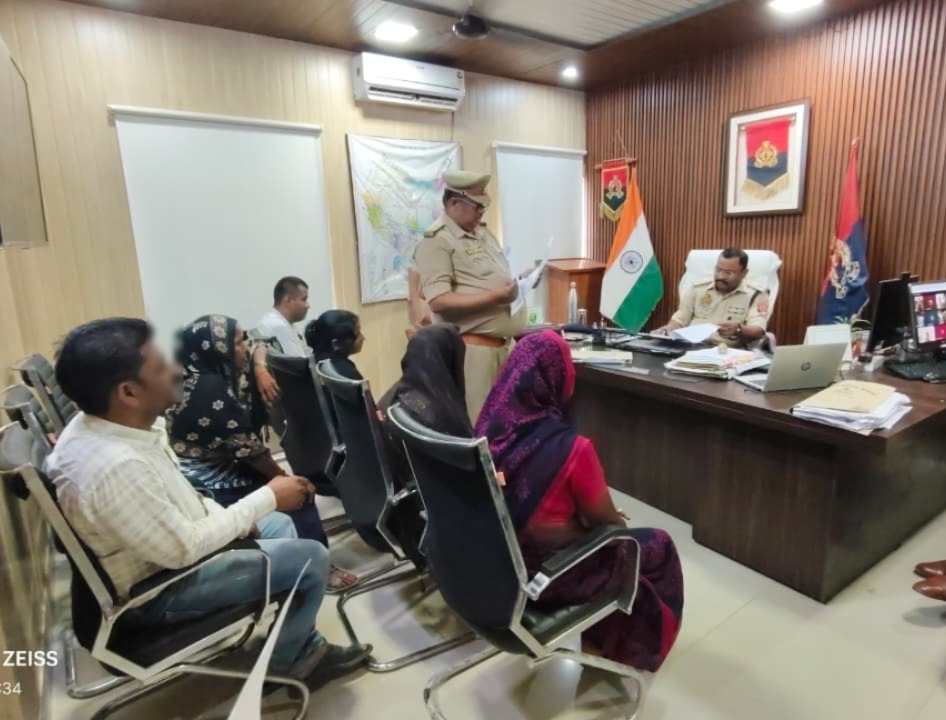 balrampurpolice's tweet photo. #Balrampurpolice 
#AddlSP द्वारा पुलिस कार्यालय में  #जनसुनवाई के दौरान आमजन की शिकायतों की सुनवाई की गई तथा राजस्व संबंधी मामलों में त्वरित गुणवत्तापूर्ण निस्तारण हेतु पुलिस एवं राजस्व विभाग की संयुक्त टीमें गठित कर शीघ्र निस्तारण के निर्देश प्रदान किए गए। #UPPolice https://t.co/Cs6S71OCgK