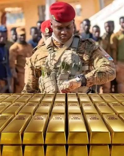 ConnaisAfrique's tweet photo. 🇧🇫 55 TONNES D'OR EN SIX MOIS. LE BURKINA FASO NE PLAISANTE PLUS AVEC SON SOUS-SOL.

Le 25 juillet dernier, le ministre des Mines Yacouba Zabré Gouba a posé les chiffres du premier semestre sur la table.

🔻 55 tonnes d'or enregistrées dans les circuits officiels en seulement six mois.

🔻 26 tonnes sorties des usines des grandes mines industrielles.

🔻 29 tonnes rachetées aux artisans et petites exploitations par la SONASP, tout près de l'objectif annuel de 45 tonnes fixé pour ce segment.

🔻 Une valeur estimée à plus de 6 milliards de dollars, portée par un cours qui tourne autour de 3 400 dollars l'once.

Pendant des années, l'orpaillage artisanal a nourri les réseaux informels et les circuits opaques. 

En faisant transiter ces 29 tonnes par une structure publique, l'État réinjecte directement la manne minière dans les caisses nationales.

#BurkinaFaso #Or #Afrique