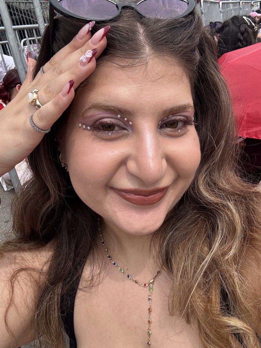 guklusion's tweet photo. Paris day 1 ✨💜 literally found a ticket the night before the concert, waited 10h in line, got sunburned &amp; was dehydrated but it was all worth it bc i was so close to tannies and wdym jungkook looked at me?? 😭 https://t.co/HSe8x2beyi