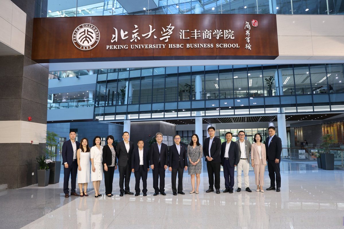 BreannBereon's tweet photo. 小组协作项目顺利收尾！从头脑风暴到落地执行，和伙伴们的默契拉满，每一份努力都闪闪发光，为我们的团队打call https://t.co/ylnBcefmDG