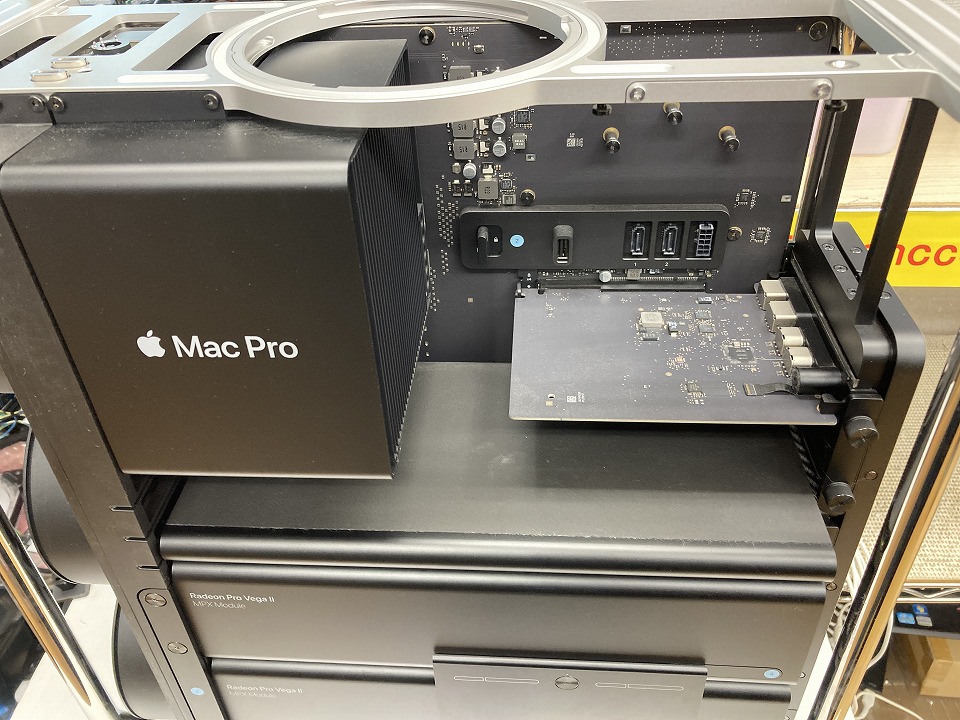 janpara_oosu2's tweet photo. #MacPro 2019年モデル入荷しております👾👾
メモリがなんと96G🔥🔥
最近のメモリ高騰から考えると
凄い数のメモリ数でなんと、
本日時点で16万円台という
破格のお値段となっております👀👀
当店で清掃中にケース内部見てみましたが
大量にメモリが刺さってて大変興味深いです🙂
#じゃんぱら https://t.co/8WWEkaBwZK