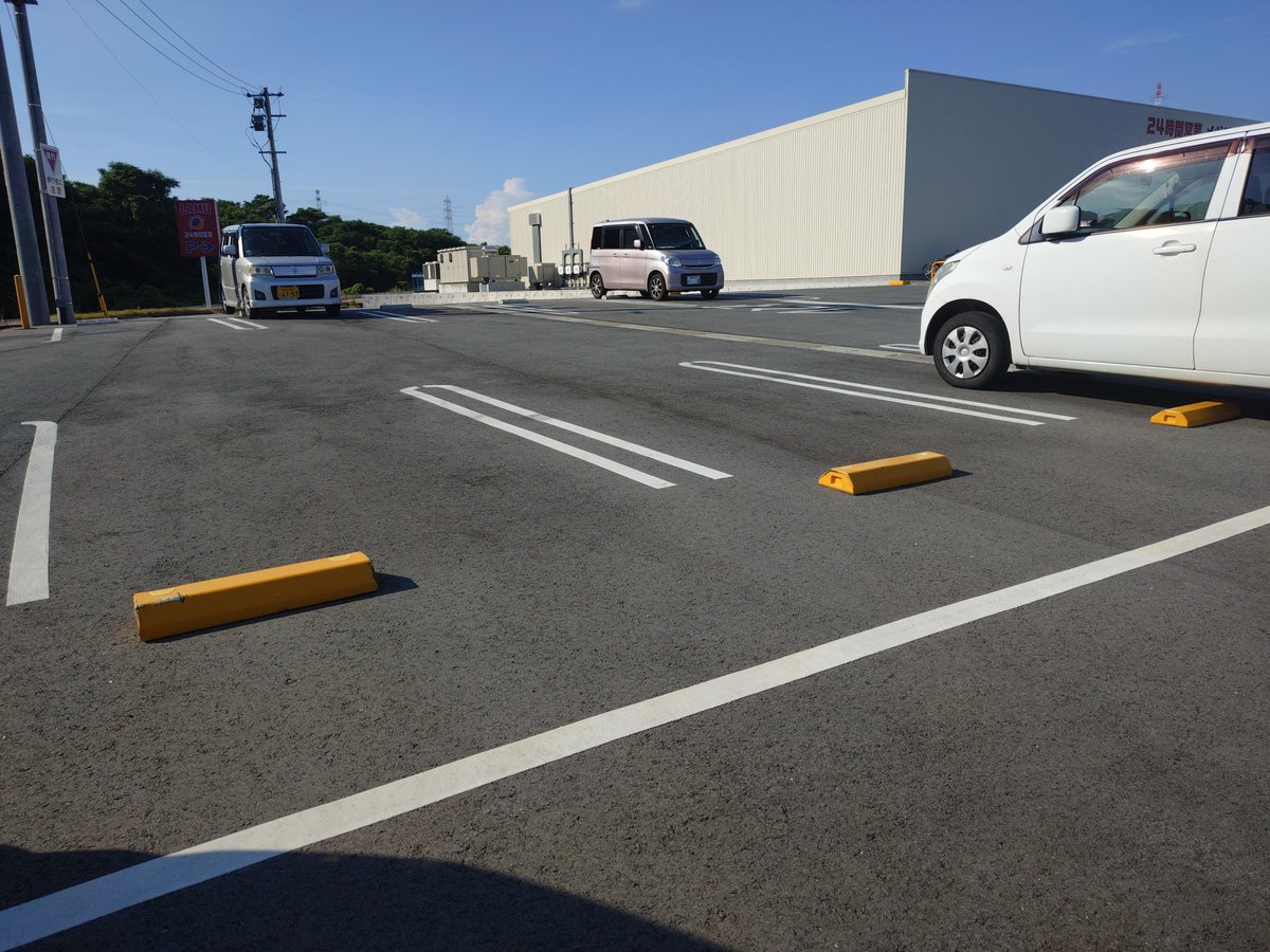 KaI9628's tweet photo. 松橋のラムーの駐車場居たらしこたま揺れて停車してる車が移動してた https://t.co/crGgMTFyad