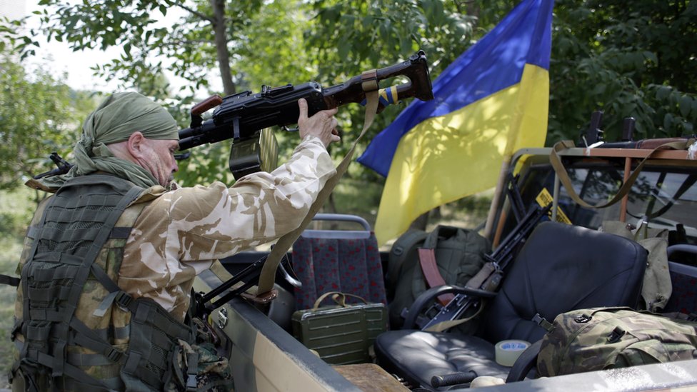 pogrebeckij's tweet photo. Як Зеленський здавав ворогові Україну. Наказ: вогонь не відкривати!
27 липня 2020 року на Донбасі набув чинності режим повного та всеосяжного припинення вогню.
Заборона діяла на використання будь-яких видів вогню, зокрема і снайперського; використання літальних апаратів; розміщення важкого озброєння в районах населених пунктів; а також на будь-які наступальні та розвідувально-диверсійні дії.
Також на період припинення вогню сторони мали відвести важке озброєння від ЛБЗ.
Ворог користувався "припиненням вогню" для будівництва укріпрайонів, перекидання техніки, ротації особового складу. Ворог постійно робив провокативні обстріли наших позицій. Сили оборони України відповідали вогнем у відповідь. 
Але, 16 вересня 2020 року тодішній міністр оборони Таран видав Наказ № 330, яким зобов'язав штрафувати та позбавляти премій військовослужбовців за ведення вогню у відповідь ворогові.
У тексті наказу, зокрема, сказано: «До порушень відносяться … відкриття вогню (в тому числі у відповідь) без наказу відповідного командира (начальника)».
Цей наказ суперечив Конституції України та законодавству, яке вимагає захищати країну.
Завдання відкривати вогонь по ворогу і тим більше відкривати вогонь у відповідь, не потребує обмеження і не може бути заборонене в будь-якому вигляді додатковими наказами — це обов’язок військовослужбовця в зоні бойових дій!
Але Таран і Зеленський таких речей не розуміли, або вдавали, що не розуміли.