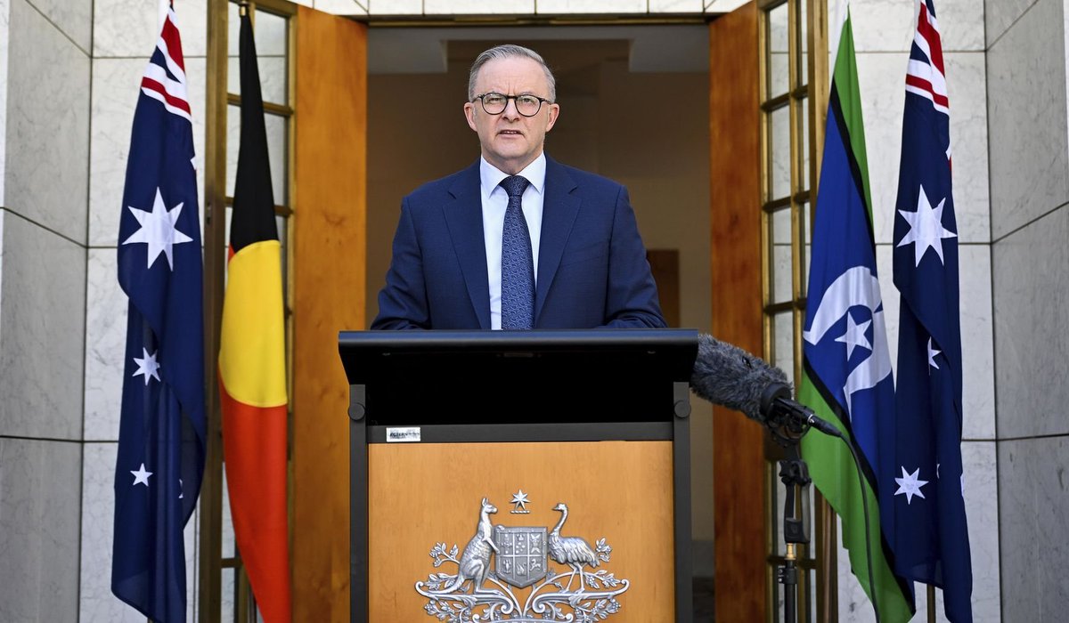mikealsan's tweet photo. @MartyWaterloo @CoopTory The Lodge is never used for prime ministerial addresses. It's almost always in the Prime Minister's courtyard (if live in front of the press) or if it's pre-recorded/televised it's from the PM's office in parliament. https://t.co/SE9vrcMaVv