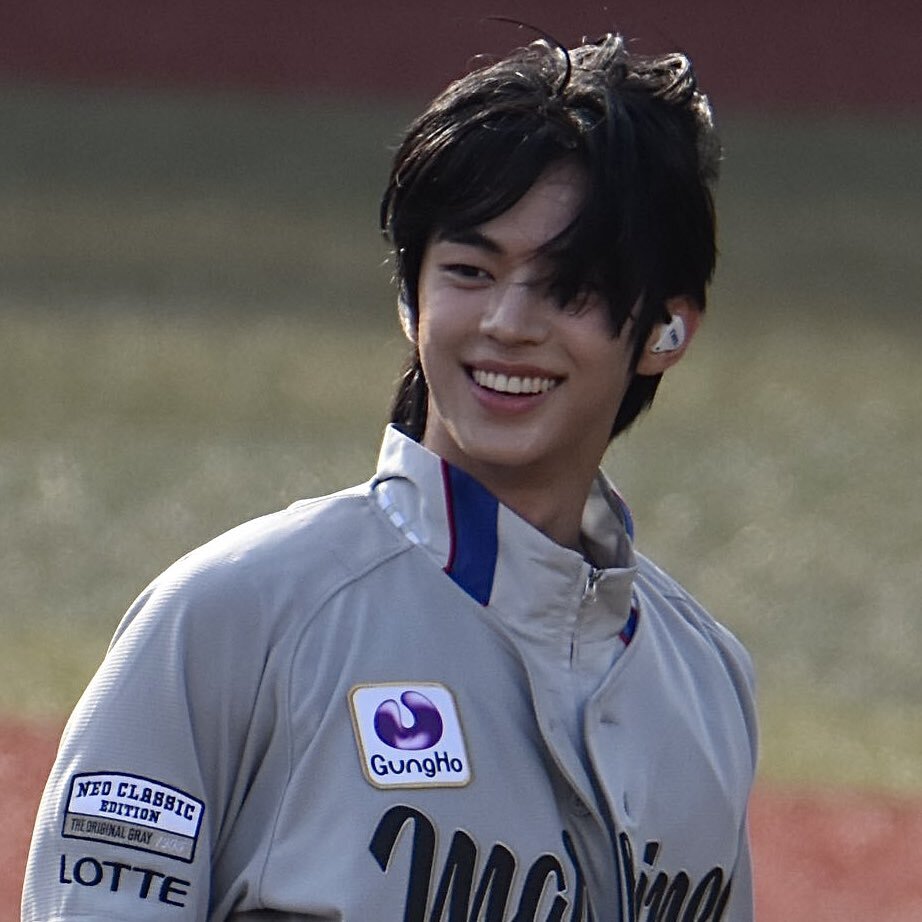 starfess's tweet photo. I MisS yOur TAN skIn~ yOur SwEet SmiLe so GooD tO mE~ so right 

-star Dohoon https://t.co/UliwGySxUh