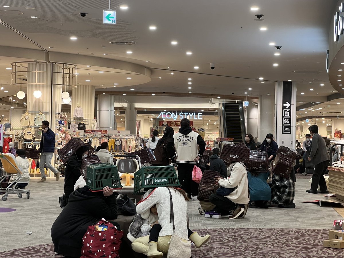 sztejon2's tweet photo. イオンで買い物中の客「地震ヤバい………せや！！！」 https://t.co/r78wLArZ75