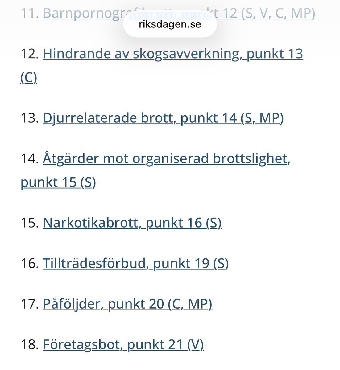 johanpaccamonti's tweet photo. Att S kommer rösta NEJ till att avskaffa mängdrabatten är känt. Men ser man till hur de agerat tidigare gånger under våren så ser man att de inte ens velat rösta om sina egna förslag.

Häng med på en genomgång som går igenom varför S argumentation om mängdrabatten inte håller.

Den 13/8 kommer riksdagen att rösta om att avskaffa den sk mängdrabatten som gör att kriminella som exempelvis genomför upprepade våldtäkter, bedrägerier och stölder får en rabatt på straffen.

M tillsammans med de andra blågula partierna kommer rösta JA.

S tillsammans med de andra rödgröna partierna kommer rösta NEJ.

S och de rödgröna röstar således för att behålla straffrabatterna. Trots detta försöker nu S ge sken av att de minsann visst vill förändra mängdrabatt. Men deras agerande i riksdagen ger inte stöd för S påståenden.

1.) S FÖLJDMOTION SÄGER NEJ TILL ATT AVSKAFFA FÖLJDMOTIONEN

S har lämnat in en sk följdmotion till M-regeringens straffreform (som innehåller avskaffandet av mängdrabatten)

I den motionen föreslår S bara ett rakt avslag. Ingen alternativ utformning. Inget eget förslag. Motionen nämner inte ens mängdrabatterna med ett enda ord.

Baserat på deras egna motförslag så finns alltså inga spår av att de vill förändra eller avskaffa mängdrabatten.

2.) S VILLE INTE ENS RÖSTA FÖR TIDIGARE FÖRSLAG KOPPLAT TILL MÄNGDRABATTERNA

Som försvar mot att deras följdmotion bara är ett rakt avslag har S grävt fram en annan motion där de har skrivit att de vill slopa mängdrabatten utifrån Straffreformsutredningens förslag.

Är inte detta tillräckligt bevis för att de vill avskaffa straffrabatterna?

Inte om man får tro S själva för när förslaget kom upp för omröstning i riksdagen så ville inte ens S rösta för sitt eget förslag.

Den 1/4 röstade nämligen riksdagen om en serie motioner om straffrättsliga frågor. I samband med den omröstning hade S möjlighet att begära att riksdagen skulle rösta på deras förslag om förändrad mängdrabatt genom att en sk reservation. S valde att strunta i detta så det verkar inte ha varit ett så viktigt förslag. I deras anföranden i debatten om de straffrättsliga förslagen nämnde de inte heller mängdrabatten med ett enda ord. (I listan nedan ser man vilka reservationer som oppositionspartierna gick fram med - inte en enda av dessa berörda S förslag om avskaffad mängdrabatt)

Så varför ska vi ta S förslag på allvar när de själva inte gör det?