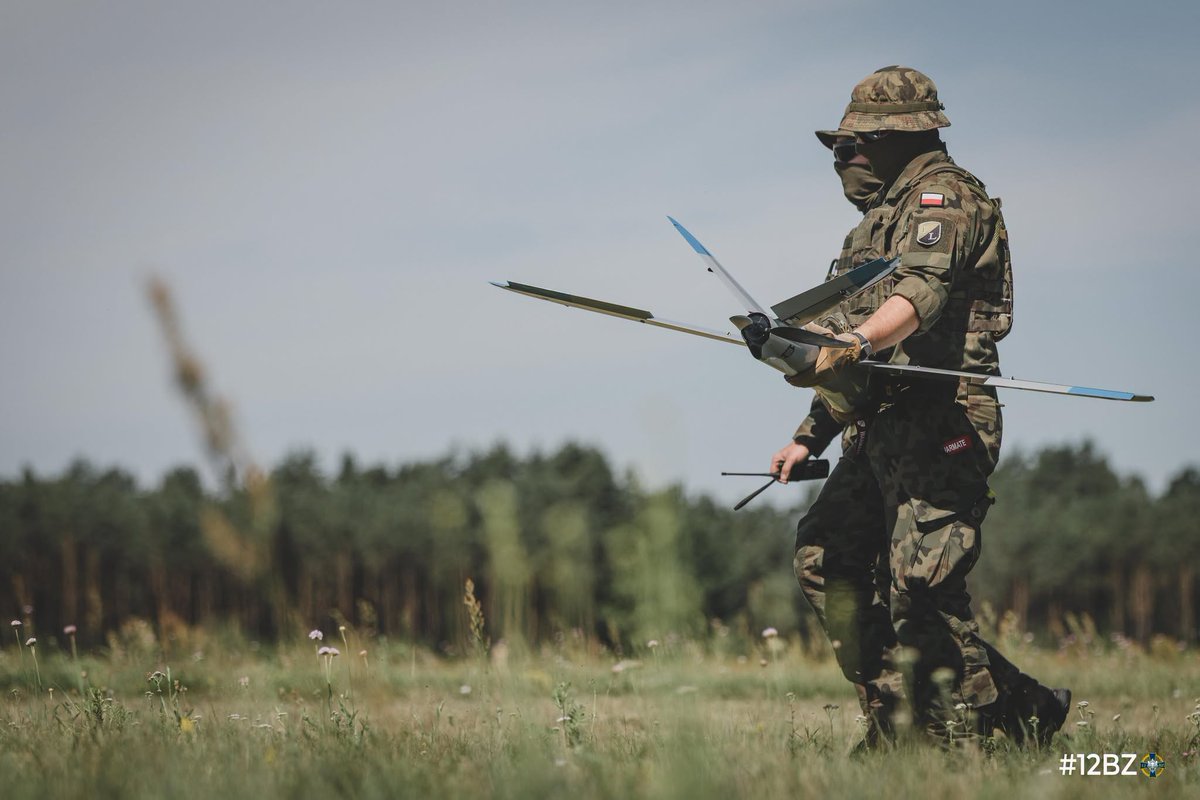 WBGroup_PL's tweet photo. Każda udana misja zaczyna się od szkolenia.
#Warmate produkcji @WBGroup_PL od lat wspiera proces przygotowania operatorów, umożliwiając rozwój umiejętności - od pierwszych lotów treningowych po realizację zadań w wymagającym środowisku.
Powodzenia dla żołnierzy @12Dywizja podczas kolejnych etapów szkolenia!
Fot. @12Dywizja