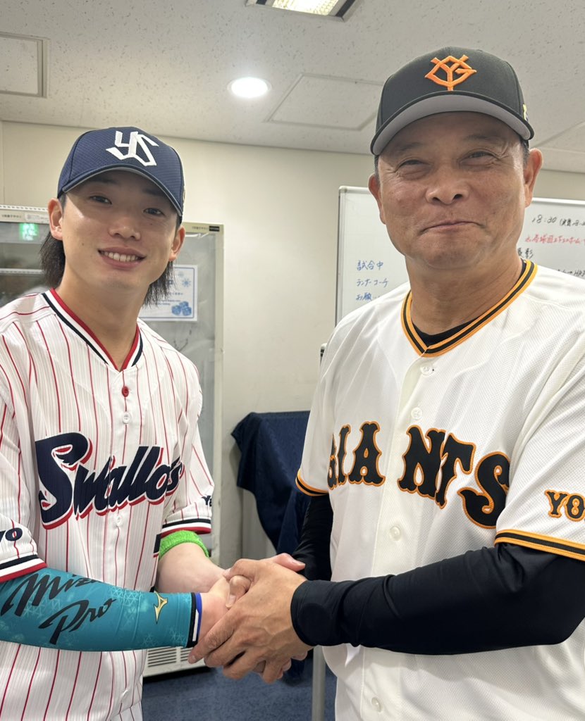 swallowspr's tweet photo. ご存じだったでしょうか？
共通点5つ
・ヤクルト
・千葉県船橋市出身
・背番号7（ヤクルト時代）
・秀樹
・マイナビオールスターゲーム2026出場

『ヒデキ感激！」

#橋上秀樹
#長岡秀樹
#giants
#swallows
#ヒデキ感激 https://t.co/ycQrGP34Kp