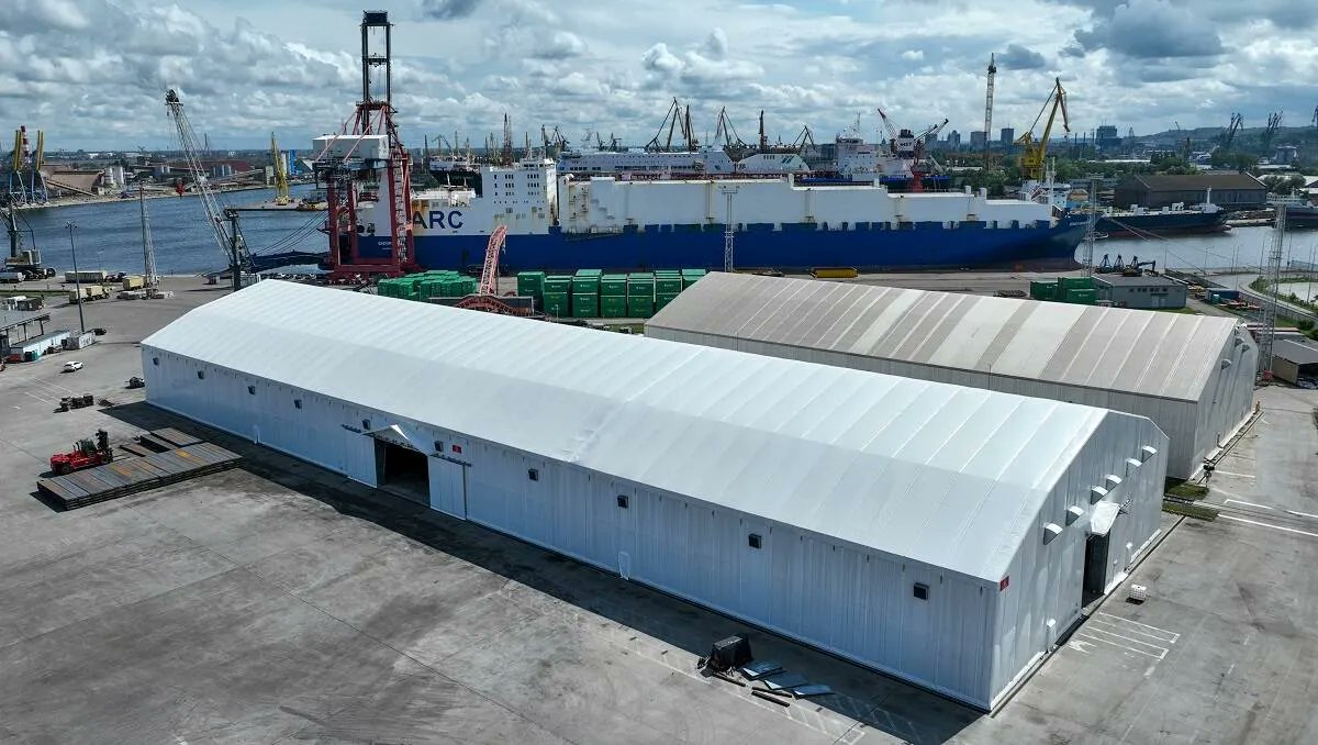 marekgrobarczyk's tweet photo. Po lewej „wielki” terminal narodowy, a po prawej zablokowany Bałtycki Terminal Zbożowy w Porcie Gdynia, który miał obsługiwać 2,5 mln ton zboża rocznie. Od ponad roku terminal stoi pusty, ponieważ Tusk unieważnił przetarg, narażając Skarb Państwa na straty sięgające 120 mln zł. Cyrk!!!