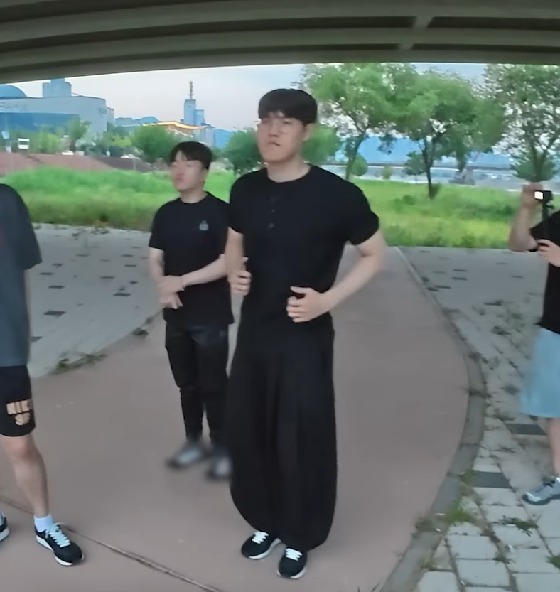 embhere's tweet photo. someone give Oner white pants i wanna see something https://t.co/xEb3Oe91Xv