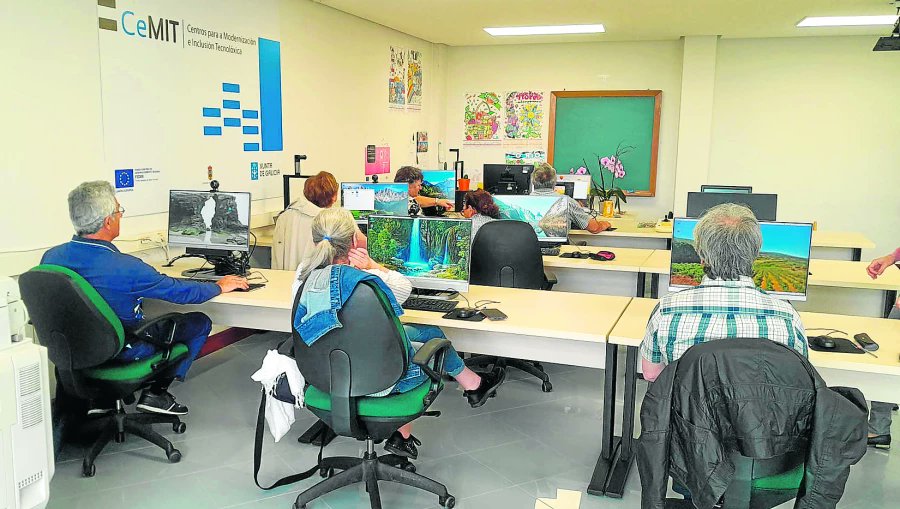 amtega's tweet photo. 📰 En @lavozdegalicia comparten esta información: 
👉 Así son as competencias dixitais dos galegos: por riba da media da UE e avanzadas para o 37 %

ℹ️ Accede á información acerca do nivel actual en dixitalización da poboación en Galicia: 
🔗 https://t.co/3UkxMX3BL9 https://t.co/sX2Ki1i69V