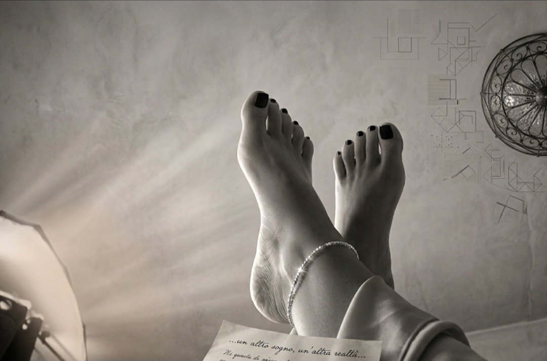 SummerFeetLove's tweet photo. #feet# 
Cosa non deve mancare per iniziare una buona giornata con il Piede giusto?? A voi i commenti... https://t.co/Mtp4HqBLAh