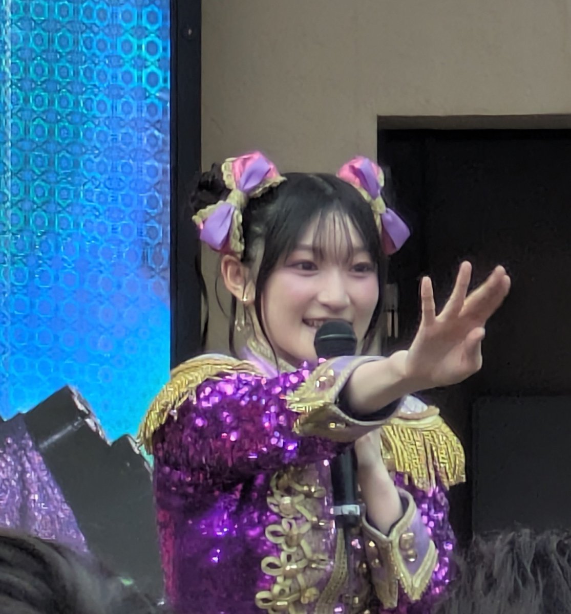 p_155mano's tweet photo. 佳林ちゃんのミニライブ楽しかった😊
後方だったのであまり撮れなかったけど、３曲も撮影可能タイムがあるのはすごい💜
明日はリリース日なので、まだ参加してない人はぜひ幕張へ
#HANAKIN  #宮本佳林 https://t.co/KRFDxCAKT2