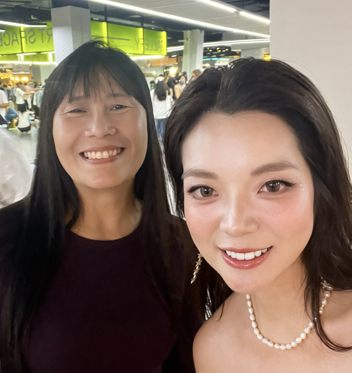 BerryMMM2019's tweet photo. We were looking for a place to eat when we crossed paths with Gawin’s parents! Khun Mae spotted the GUINZLY on my bag right away and actually said hi to me first. Khun Por & Khun Mae are honestly the absolute best; we ended up talking for almost 15 minutes. When I told Khun Mae how long I’ve been Gawin’s fan, she held my hands and thanked me 🥺🥹😭😭😭 Then when I mentioned I was Vietnamese, Gawin’s dad started speaking to me in Vietnamese and he’s SO fluent, I was SHOOK :((((( Best day ever 💚💖

#JossGawinConcert