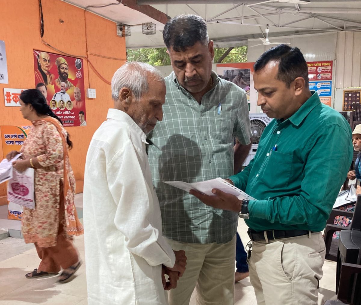 rajbhatia_bjp's tweet photo. जनसेवा का संकल्प, जनता का विश्वास! 

आज आदर्श नगर विधानसभा सेवक कार्यालय में आयोजित जनता दर्शन के दौरान क्षेत्रवासियों से आत्मीय संवाद कर उनकी समस्याओं को गंभीरता से सुना तथा उनके त्वरित एवं प्रभावी समाधान के लिए संबंधित अधिकारियों को आवश्यक निर्देश दिए।

प्रतिदिन का जनता दर्शन केवल समस्याएँ सुनने का माध्यम नहीं, बल्कि जनभावनाओं को समझने और समाधान की नई दिशा खोजने का अवसर भी है। युवाओं के नवाचारपूर्ण विचार, बुजुर्गों के अनुभव और प्रत्येक नागरिक की अपेक्षाएँ हमें बेहतर जनसेवा के लिए निरंतर प्रेरित करती हैं।

जनता का विश्वास ही हमारी सबसे बड़ी पूंजी है, और हर नागरिक की समस्या का समाधान हमारा सर्वोच्च दायित्व।