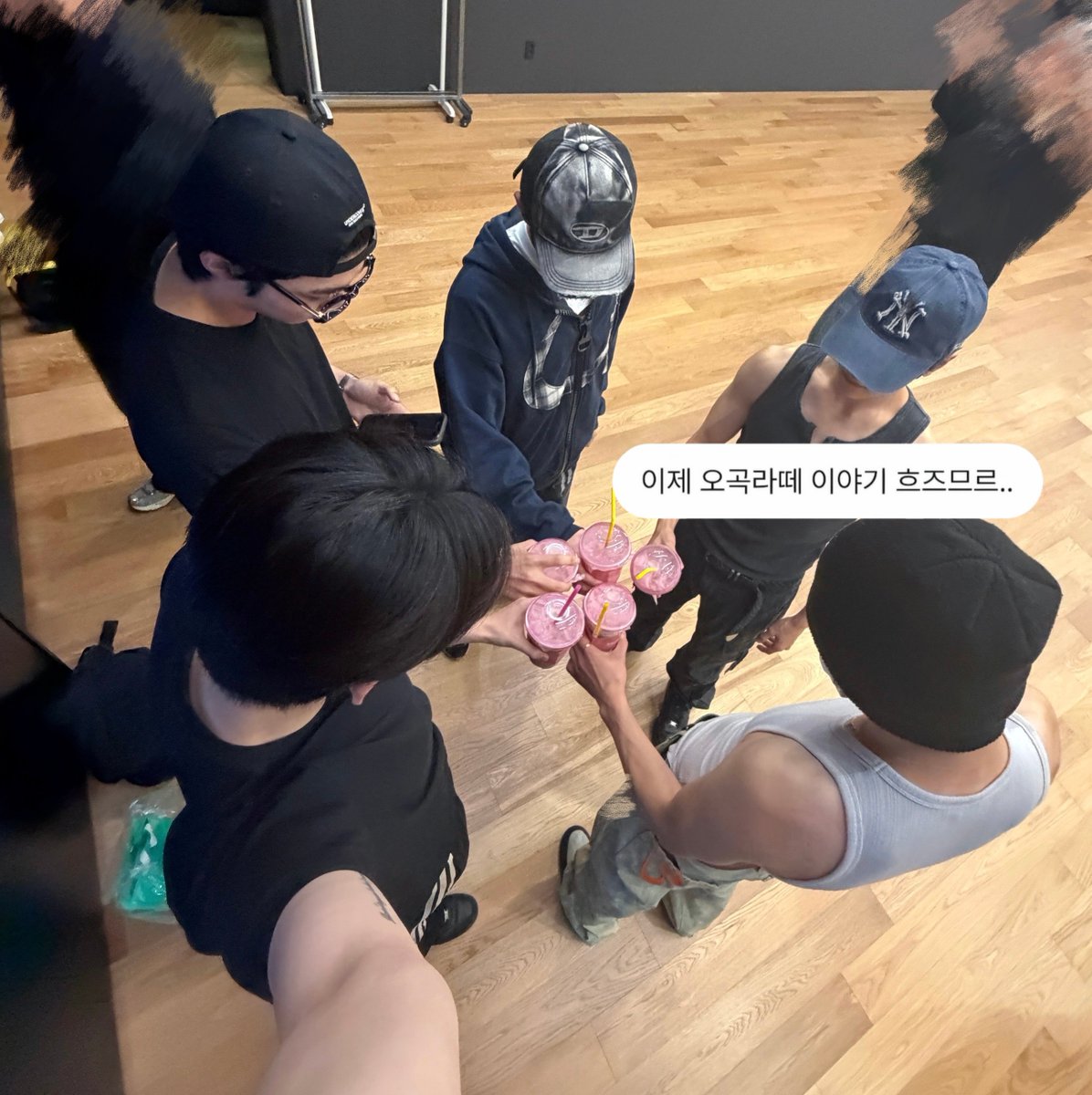 happy_bin613's tweet photo. 첫째가 쏘아올린 오곡라떼 드디어 한빈이가 쏘심 ㉪㉪㉪ㅋ https://t.co/7bQJ11l0Bd