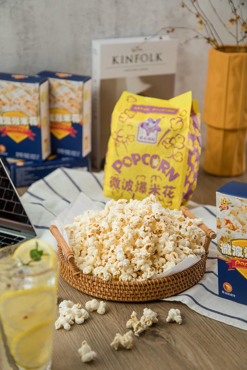 enston5's tweet photo. “Just burned the popcorn making movie night snacks  Got stuck with a very dramatic 'only you can eat this' stare from my partner  #CoupleDaily”， https://t.co/67uhIwPKLD