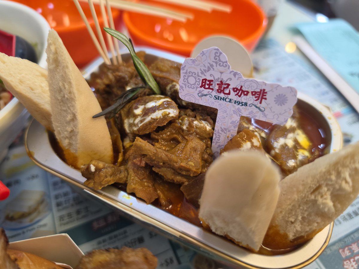 bus77s's tweet photo. 🍜 旺記咖啡 Café Vong Kei

마카오 카페 봉케이! 줄 길고 좁으니 일찍 도착 추천. 맛있었음! 갈비 번 밀크티 짱 맛이고 나머지도 평타 이상 ㅇㅇ 특유의 냄새는 조금 나는데 맛있어서 괜찮음. 저 면은 그냥 그랬는데 다른 맛들 중화하기 좋았음. 밀크티 카페인 센 거 같으니까 참고하시길. 재방문 의사 있음 굿 #버스메모