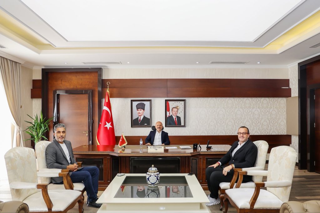 AydinValiligi's tweet photo. Valimiz Sayın @DrOsmanVarol,

Anadolu Ajansı İzmir Bölge Müdürü Ahmet Caner Baysal ve Anadolu Ajansı İl Temsilcisi Ferdi Uzun’u makamında kabul etti. https://t.co/tDu1SmhD1e