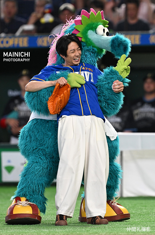 mainichiphoto's tweet photo. 東京ドームで行われるプロ野球「マイナビオールスターゲーム2026」の第１戦を前に、相葉雅紀さんが始球式に登場しました。
始球式の写真特集→https://t.co/bIH9wODB5R https://t.co/89tQRZGUbd