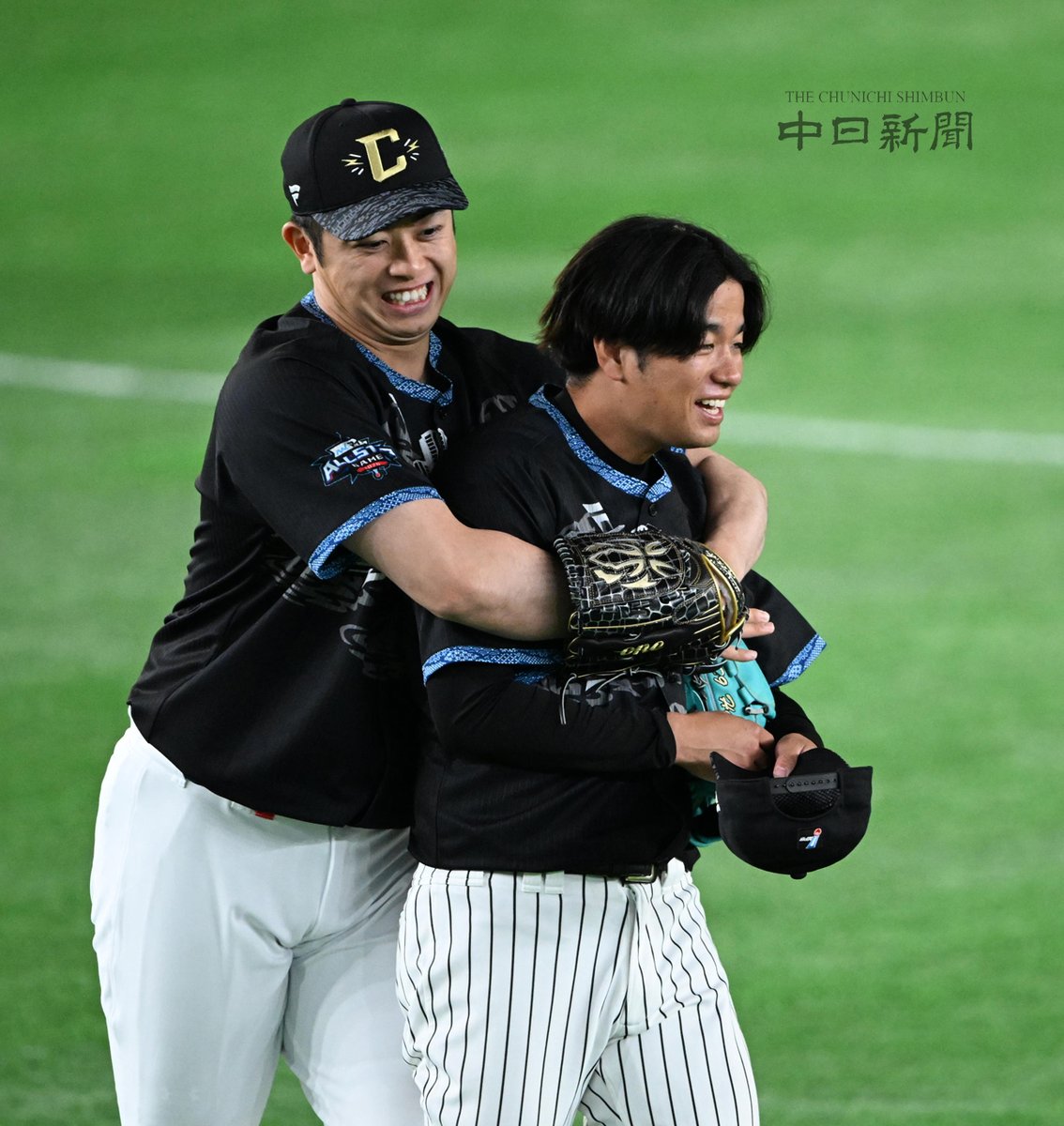 chunichiphoto's tweet photo. 【ドラゴンズ】阪神・高橋投手に抱きつく松山投手 #中日新聞 #中日スポーツ https://t.co/V1fjPGkEHd