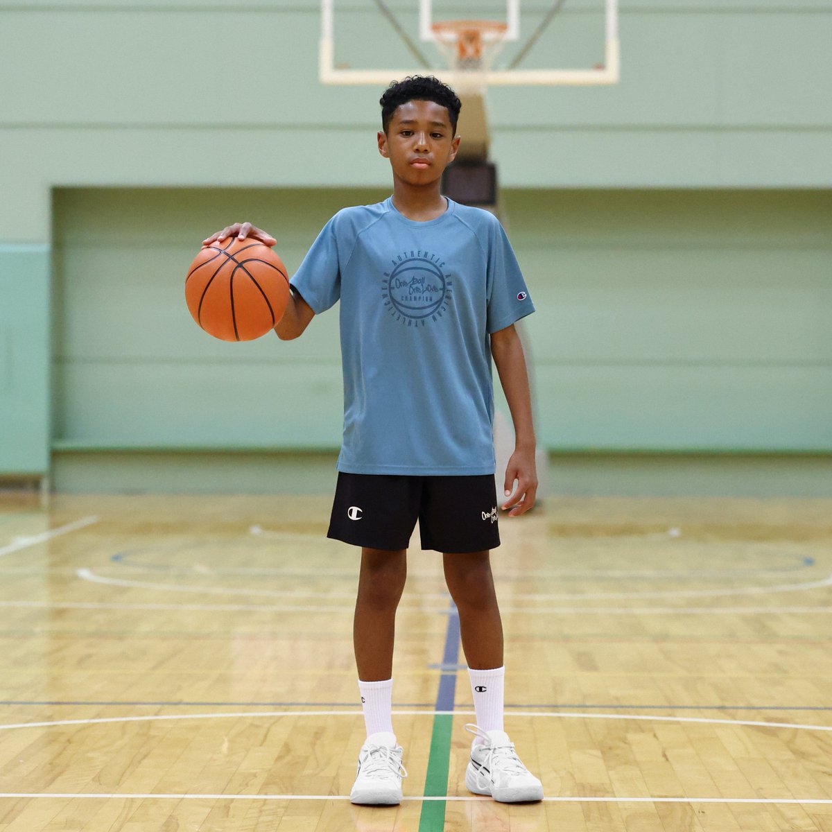 Champion_jpsc's tweet photo. 🏀 #Champion の26SS「KIDS SPORTS」アイテム

毎日の練習やアクティブなシーンを快適にサポートする、機能性に優れたジュニアTシャツ。

汗をかくたびに冷感が持続する「C COOL 持続冷感」加工に加え、吸汗速乾・高通気・抗菌防臭機能を備え、暑い季節のスポーツも快適にプレーできます。

ラグランスリーブで動きやすく、「One Ball One Love」のグラフィックがデザインのアクセントに🏀

▼詳細はこちら
https://t.co/VMeZrl1LkM
