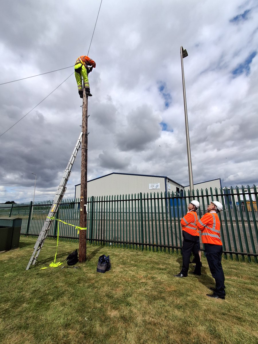 DigConnectScot's tweet photo. Business Minister @ThomasCArthur visited the Openreach Training Centre in Livingston.

The visit highlighted the role @weareopenreach plays in delivering faster broadband across Scotland through the #R100 and Project Gigabit programmes.

Check updates at https://t.co/qYFDkn84hI. https://t.co/jYkAi1O8Qy