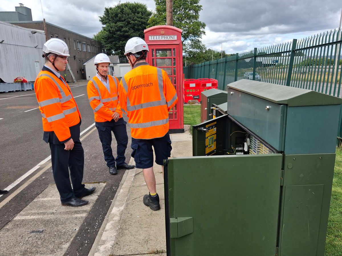 DigConnectScot's tweet photo. Business Minister @ThomasCArthur visited the Openreach Training Centre in Livingston.

The visit highlighted the role @weareopenreach plays in delivering faster broadband across Scotland through the #R100 and Project Gigabit programmes.

Check updates at https://t.co/qYFDkn84hI. https://t.co/jYkAi1O8Qy