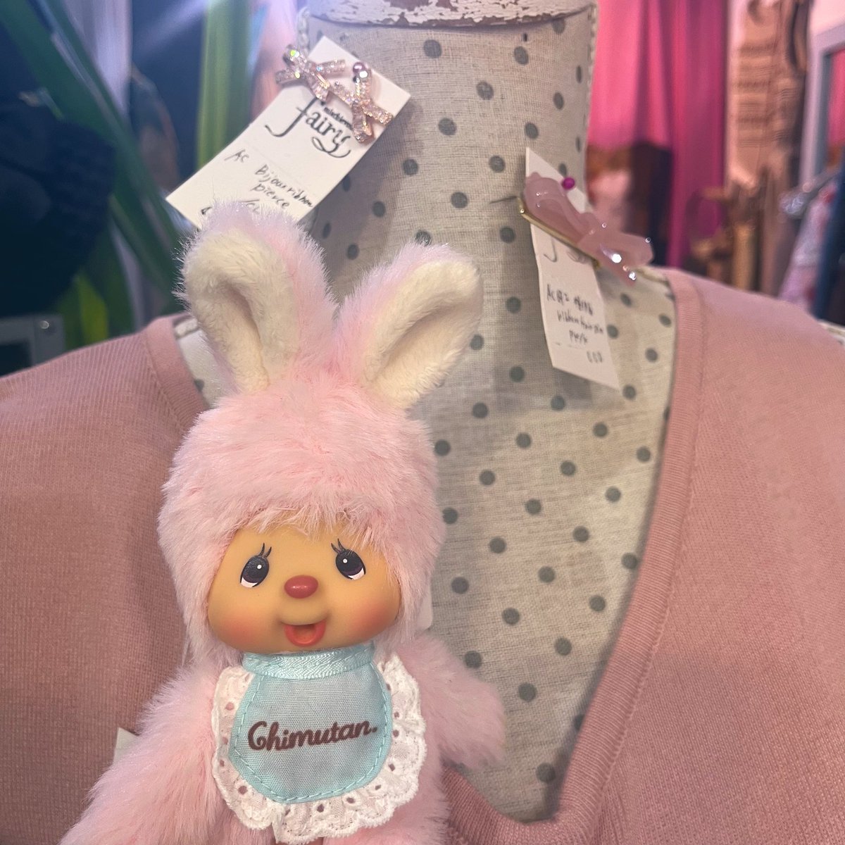 mischievousfff's tweet photo. 本日営業日です🧨
今日のディスプレイは【Monchhichi friends】チムたんキーチェーン、シルクタッチ水彩フラワー大判ストール新入荷です🩷ピンクでコーディネートしました🐰

#mischievousfairy
#亀有
#セレクトショップ
#大判ストール
#チムたん

https://t.co/d7qrz19QjV https://t.co/80269HkOBU