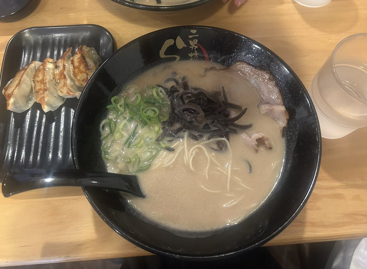 kinako___sky's tweet photo. 福岡来たからには博多ラーメン食べないと https://t.co/0BVH4GnyBy