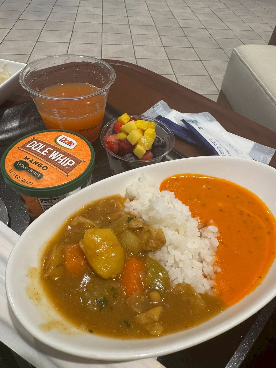 hirokikobe's tweet photo. 夏のバカンスday6その1。
ついに最終日、ホノルル空港へ✈️
出国手続き後、ANAラウンジへ！フード、ドリンクともにハワイを感じるラインナップ🍸
キッズスペースもあって子どもが楽しそうに過ごしてくれて何より(^^) https://t.co/dpIxB3tzjx