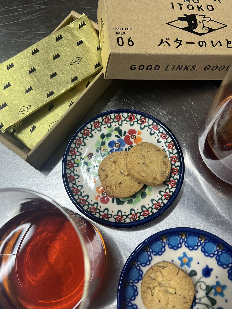 riz_de_maman's tweet photo. 午前中は保健所に行って事務手続きを
午後からは、スタッフまめちゃんと月餅たくさん焼きました！

終わりの会は到来物の「バターのいとこ」と岐阜のパティスリーリールさんの「サブレアマンド」
どちらも優勝🏆おいしかったー！！ https://t.co/0SAx61NA43