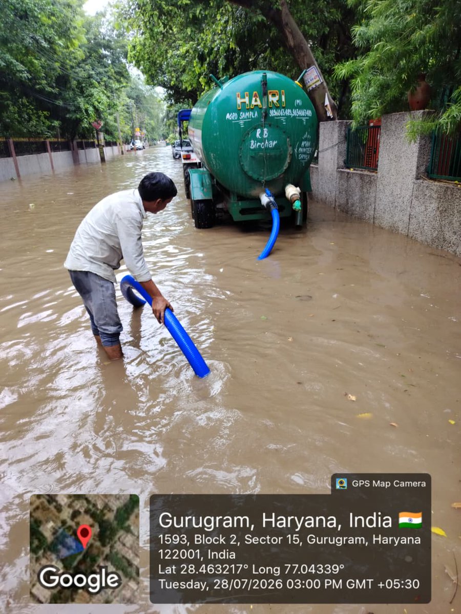 MunCorpGurugram's tweet photo. #TeamMCG in Action
Tractor mounted pump & suction tanker has been deployed at bandh road .
#MonsoonResponse #Waterlogging #Gurugram #TeamMCG #MonsoonPreparedness #WaterloggingResponse #OnGroundAction #SafeRoads #NurturingGurugram
@MoHUA_India @YTKDIndia @SwachhBharatGov @SwachhBharat @MoHUA_India @MoJSDDWS @cmohry @NayabSainiBJP @Rao_InderjitS @VipulGoelBJP @csharyana @DiprHaryana @PradeepIAS_HR @OfficialGMDA @CPCB_OFFICIAL @CAQM_Official