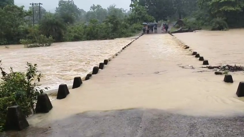 otvkhabar's tweet photo. #ବ୍ରିଜ୍_ଉପରେ_୫_ଫୁଟ୍_ପାଣି
-ତେଲକୋଇ: ସମାକୋଇ ନଦୀ ବ୍ରିଜ୍ ଉପରେ ୫ ଫୁଟ୍ର ବନ୍ୟା ଜଳ
-ତେଲକୋଇରୁ ଢେଙ୍କାନାଳ, ଅନୁଗୁଳ, କଟକକୁ ଯାତାୟାତ ପ୍ରଭାବିତ
-ବ୍ଲକ୍ କାର୍ଯ୍ୟାଳୟ ସହ ୧୦ଟି ପଞ୍ଚାୟତର ଯୋଗାଯୋଗ ବିଚ୍ଛିନ୍ନ
#Telkoi #SamakoiRiver #BridgeUnderWater #OTV https://t.co/5pJOsvFe91