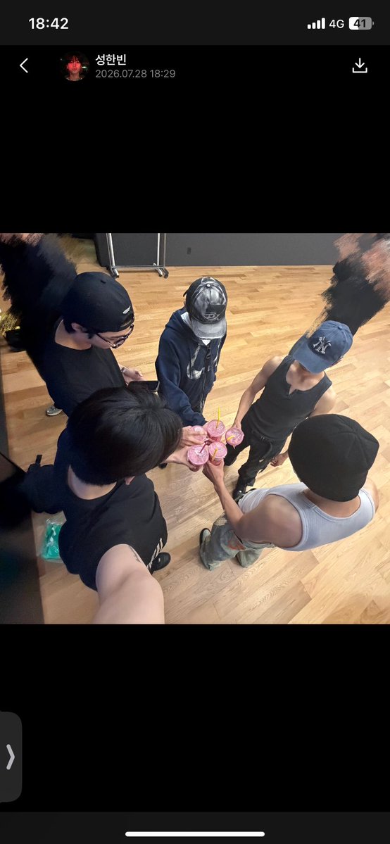 saranhebini's tweet photo. みんなで集まってるとこ見れて幸せな気持ちになった、ありがとう https://t.co/RWVJ02OYIR
