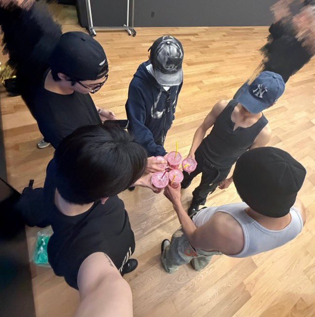 ZB1BASE's tweet photo. ZEROBASEONE members are finally reunited, with leader Sung Hanbin keeping his promise by bringing drinks and snacks from Taiwan for the members! 😭 https://t.co/CI3UGFfHMF