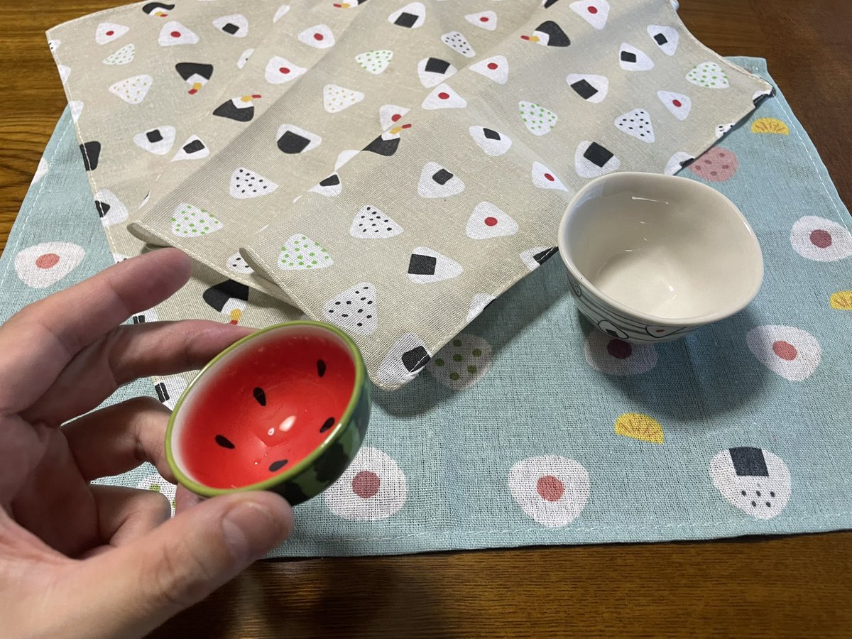 FGJ_PQR's tweet photo. #米家さんおすそわけ

最近セリアで見つけたおにぎりモチーフのグッズたち🍙(今日はスイカの日らしいのでスイカのお猪口もこっそりと🍉) https://t.co/e9rx5v9YQx