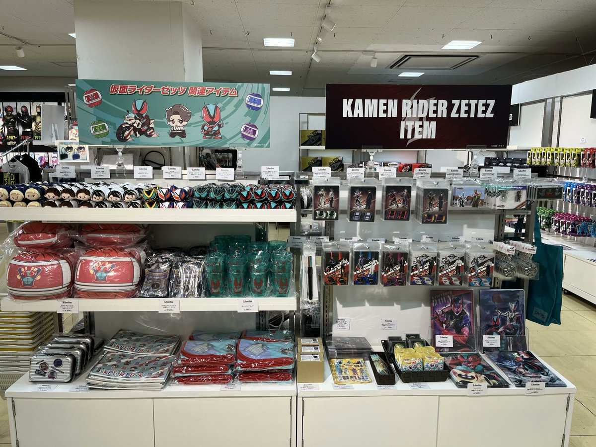 KamenRiderStore's tweet photo. 【 #仮面ライダーストア ポップアップ情報】
／
富山ポップアップオープン‼
＼
『仮面ライダーストア in 富山大和』が本日から
#仮面ライダーゼッツ をはじめ、話題の商品が盛りだくさん✨
#映画ゼッツ の商品も登場🎬
「購入特典ステッカー」「#映画ゼッツ 半券キャンペーン」も実施中✅

※SUPER BEST LIMITED CLEAR EDITION「DXゲーマドライバー」「DX ガシャット」各種については入荷の遅延により【7/30(木)】からの販売となります。あらかじめご了承ください。

【会場】富山大和　6階ホール
【日程】2026年7月29日(水)～8月16日(日)
✅詳細はこちらから
https://t.co/f8W2Rgf9h3

※商品在庫には限りがございます。購入制限を設けさせていただく場合がございます。
※各特典物はなくなり次第終了となります。